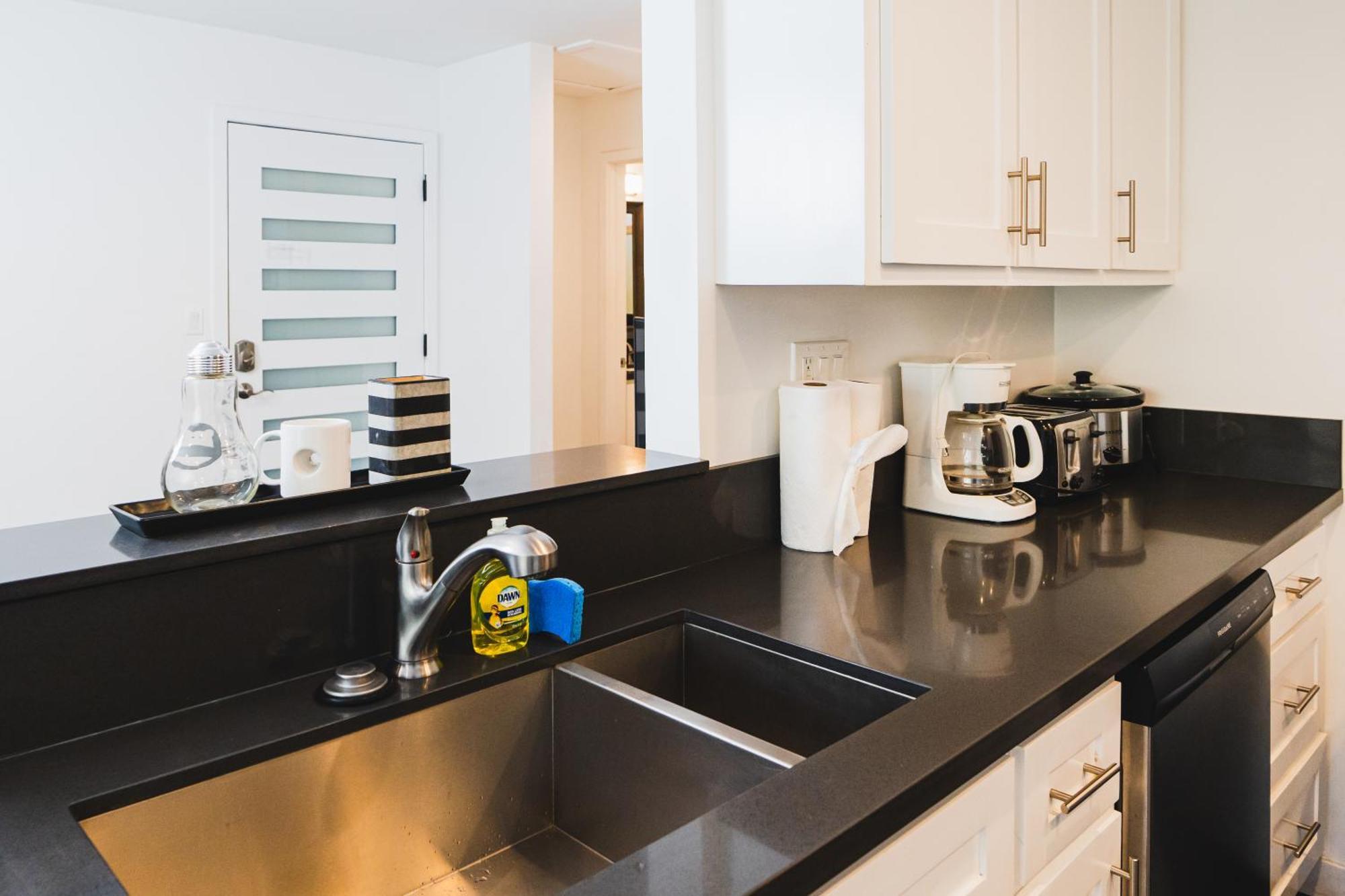 Spacious One-bedroom With Dining Area & Gated Parking