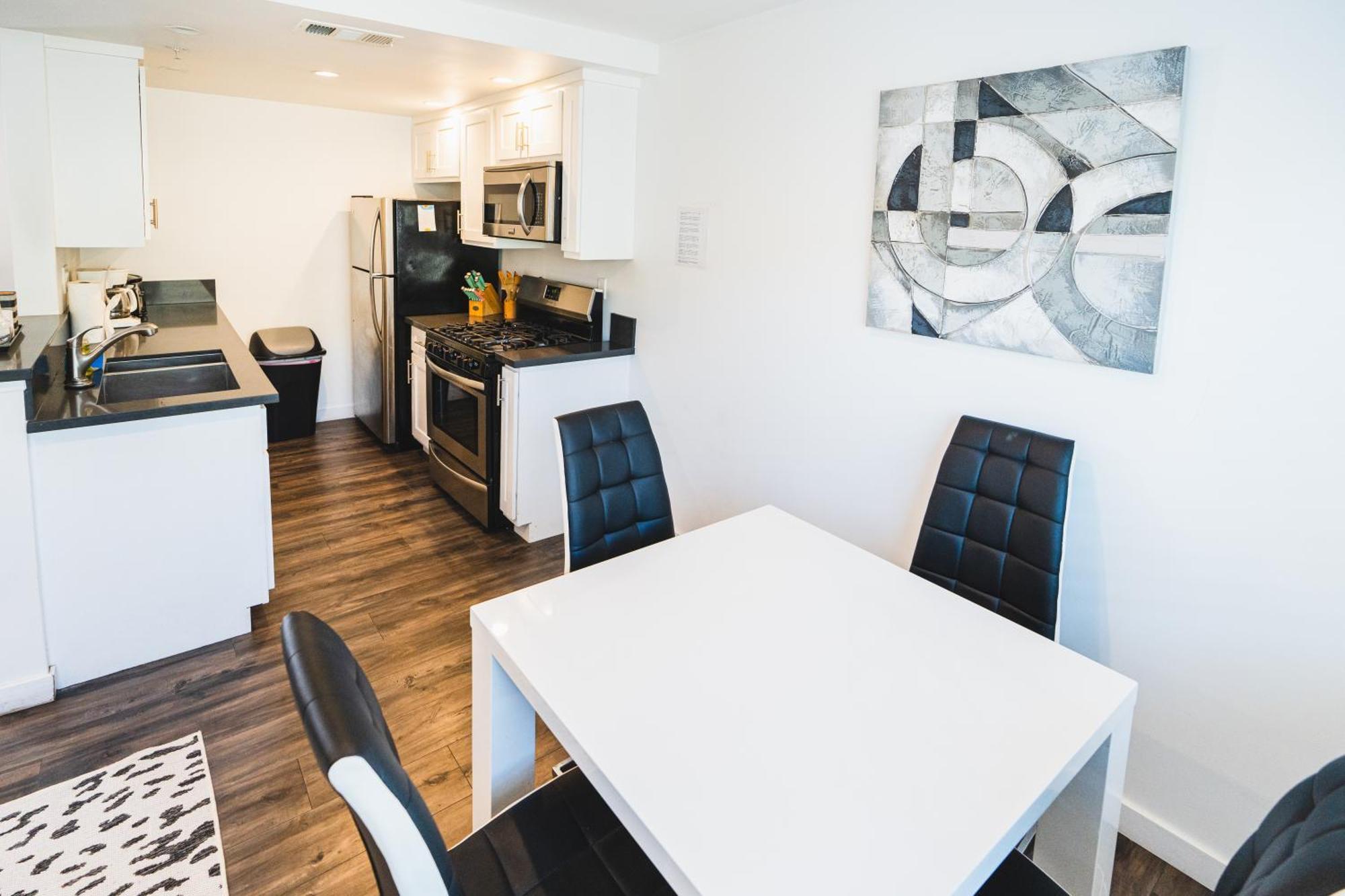 Spacious One-bedroom With Dining Area & Gated Parking Apartment