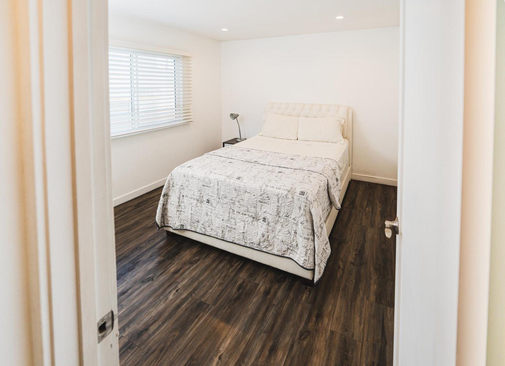 Spacious One-bedroom With Dining Area & Gated Parking Apartment Los Angeles