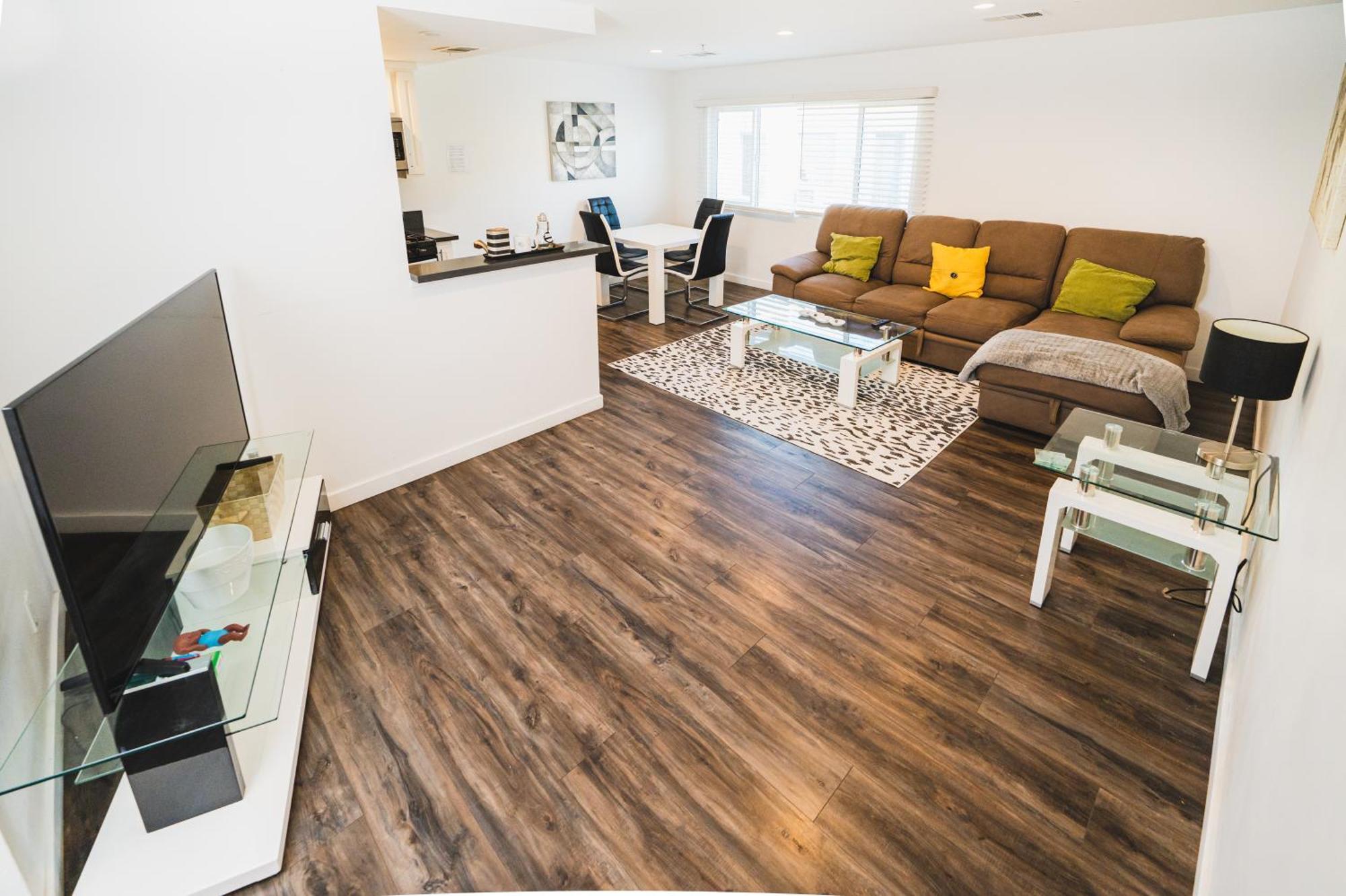 Apartment Spacious One-bedroom With Dining Area & Gated Parking