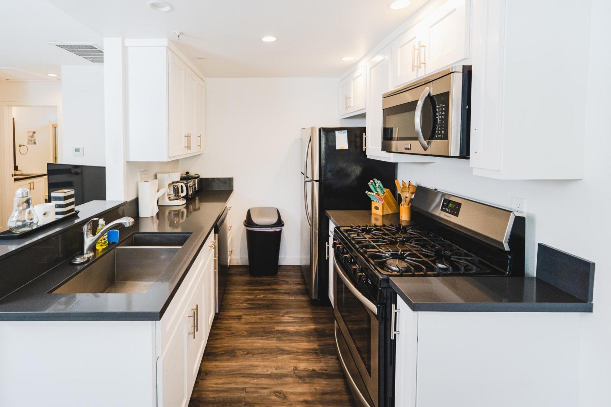 Apartment Spacious One-bedroom With Dining Area & Gated Parking *