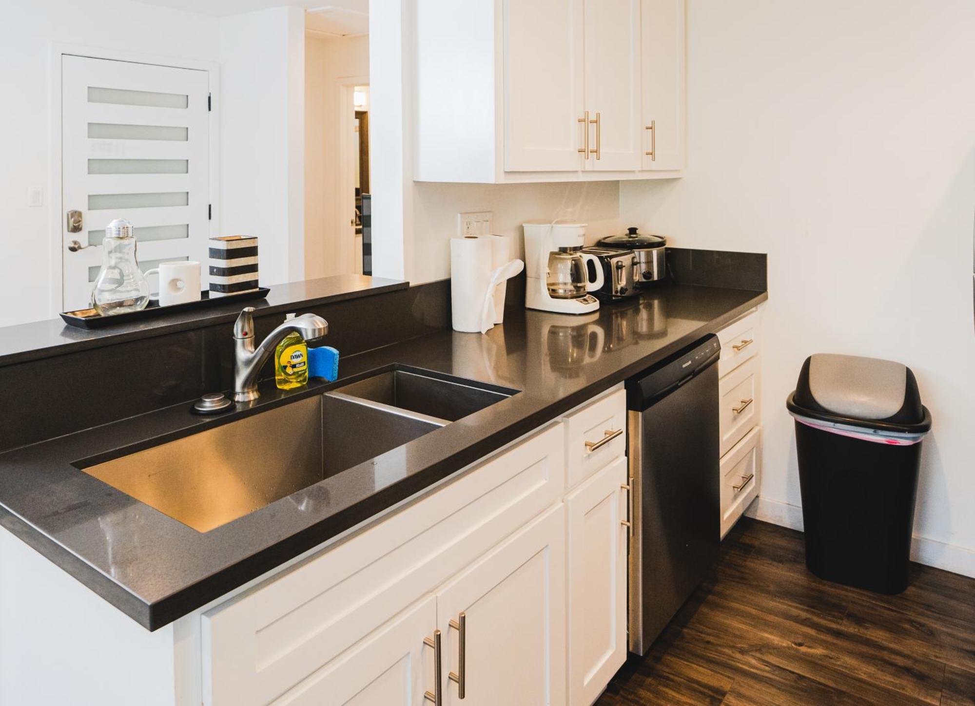 Spacious One-bedroom With Dining Area & Gated Parking * Los Angeles