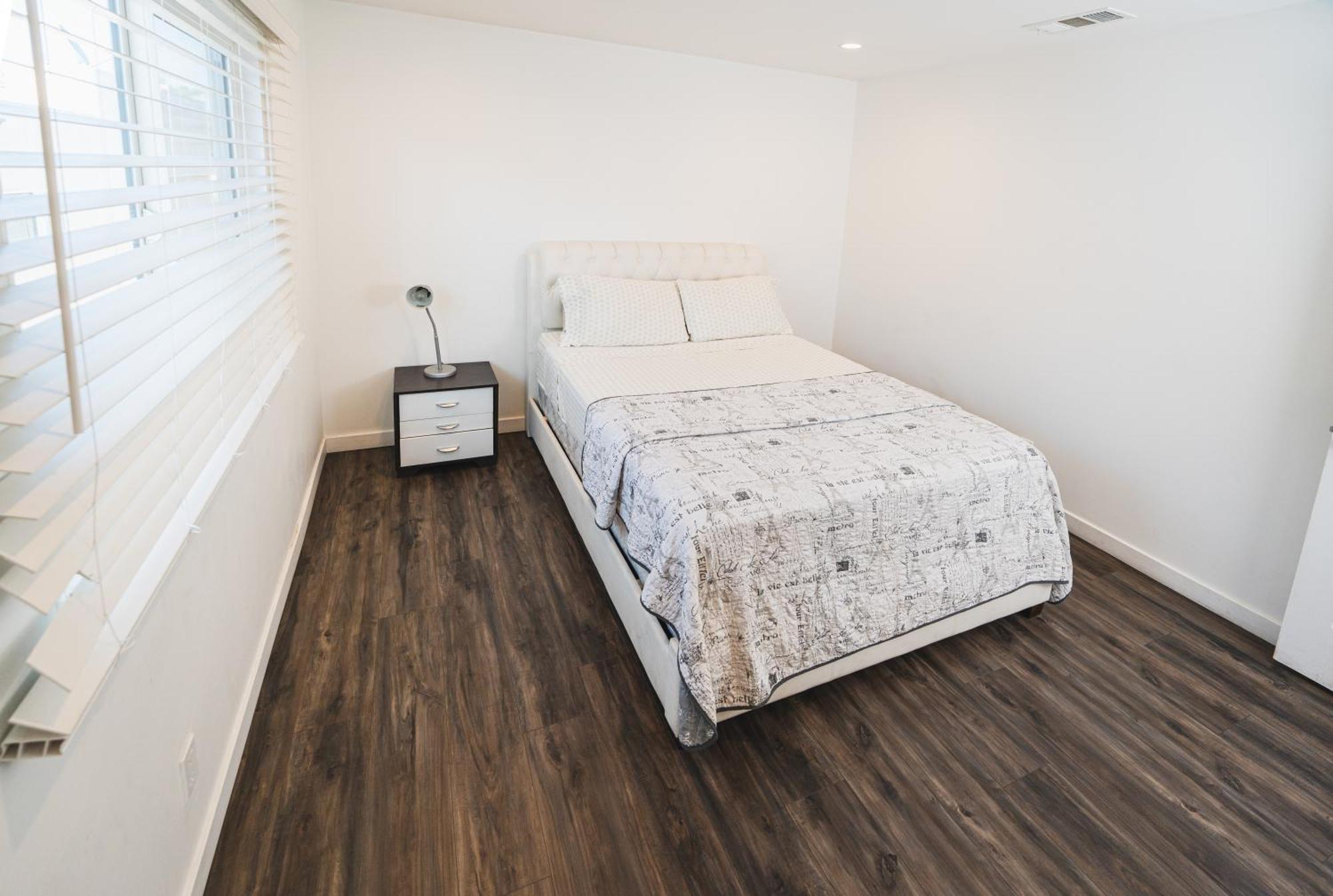 Apartment Spacious One-bedroom With Dining Area & Gated Parking *