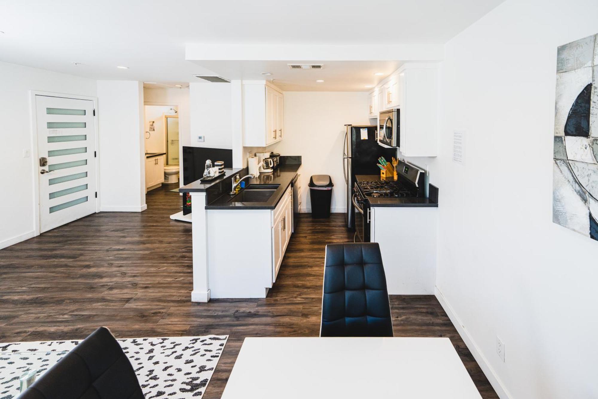 Spacious One-bedroom With Dining Area & Gated Parking Apartment Los Angeles